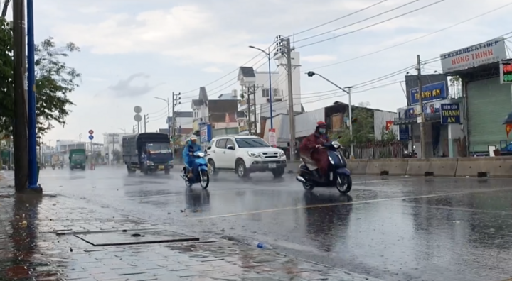 Cơn mưa lớn sau nhiều ngày nắng nóng gay gắt giúp TP.HCM mát mẻ.