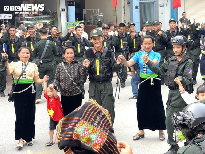 Tình quân dân thể hiện qua điệu múa xòe Thái trong buổi sơ duyệt diễu binh, diễu hành hôm 3/5.