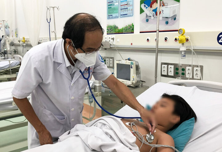 PGS-TS-BS Phạm Văn Quang, Trưởng Khoa Hồi sức tích cực chống độc - Bệnh viện Nhi đồng 1 (TP.HCM), thăm khám cho bệnh nhi ngộ độc thực phẩm.