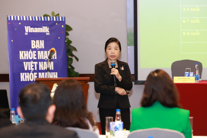 PGS.TS Lê Bạch Mai, nguyên Phó viện trưởng Viện Dinh dưỡng Quốc gia chia sẻ tại buổi họp báo.