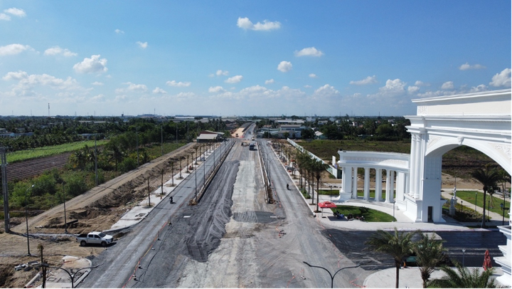 Đường tỉnh 818 đoạn từ Cầu Thủ Thừa đến khu vực trung tâm hành chính mới huyện Thủ Thừa (đi ngang dự án Agora City) được nâng cấp mở rộng lộ giới lên 40m, khởi công vào tháng 11/2023, dự kiến thảm nhựa vào ngày 10/05/2024. Hình ảnh chụp ngày 29/04/2024. (Nguồn: Thủ Thừa Invest.)