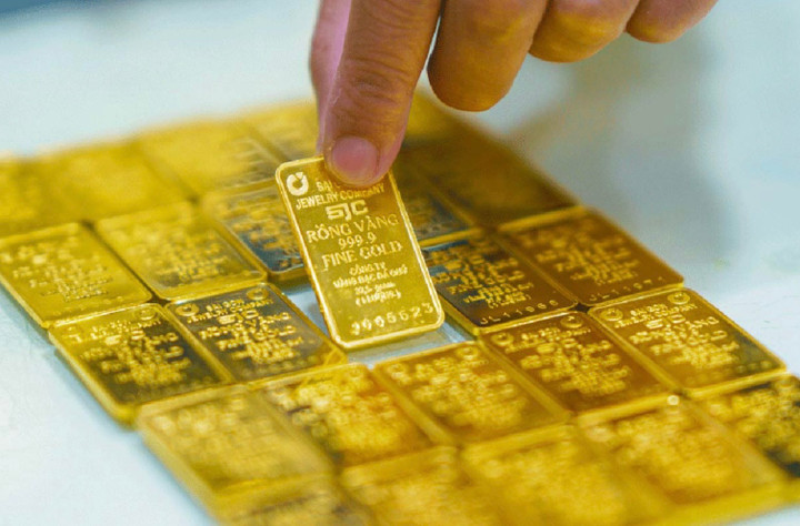 Kiến nghị bắt buộc thanh toán không dùng tiền mặt khi mua, bán vàng. Ảnh: Minh Hiền