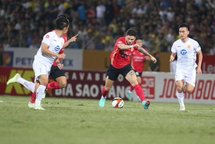 CLB Công an Hà Nội chơi phòng ngự phản công.