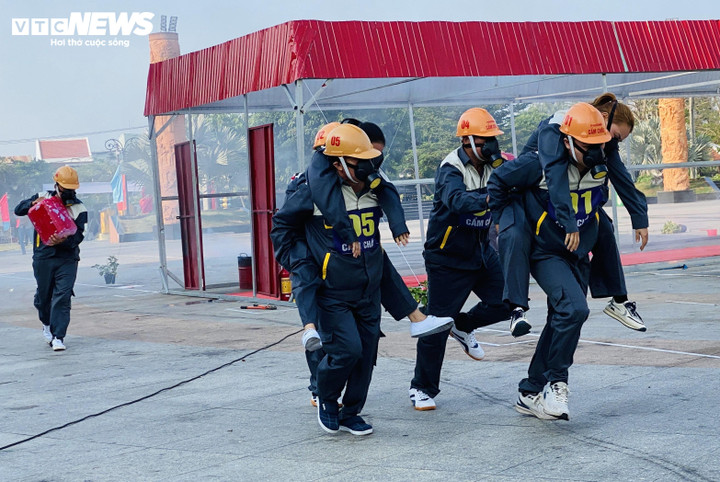 Phần thi thực hành đòi hỏi các vận động viên phải dũng cảm, có sức khoẻ tốt, nhanh nhẹn.