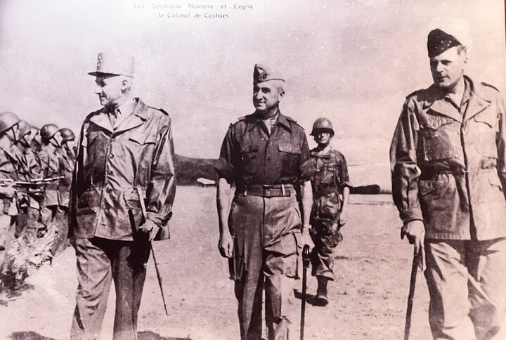 Đại tá De Castries (trái), tướng Henri Navarre (giữa) và tướng René Cogny kiểm tra tập đoàn cứ điểm Điện Biên Phủ, tháng 12/1953. (Ảnh tư liệu)