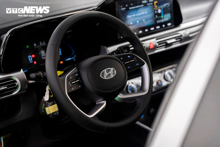 Hyundai Stargazer X có cả hệ thống kiểm soát hành trình Cruise Control và hệ thống giới hạn tốc độ MSLA tích hợp trên vô-lăng.