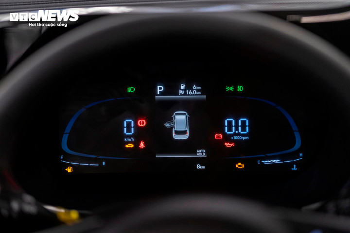 Đầu tiên có thể kể đến màn hình kỹ thuật số phía sau vô-lăng được tăng kích thước lên 4,2 inch.