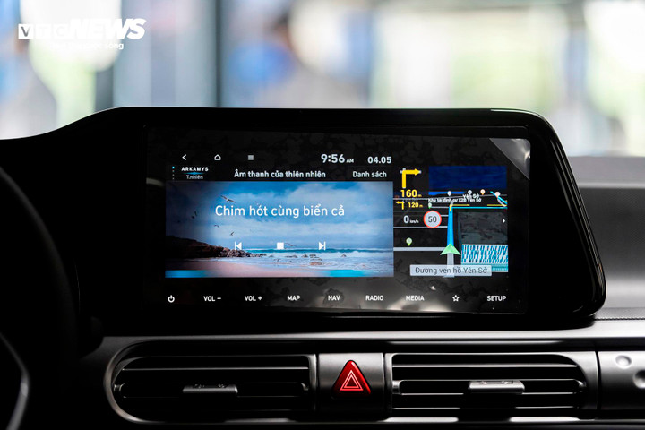 Màn hình giải trí trung tâm được làm tối màu tạo cảm giác liền mạch.