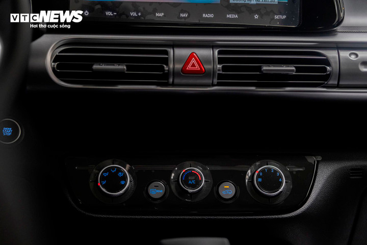 Trên phiên bản cao cấp, Hyundai Stargazer X được trang bị điều hoà tự động. Còn trên phiên bản tiêu chuẩn thì Hyundai Stargazer X vẫn chỉ là điều hoà chỉnh cơ.