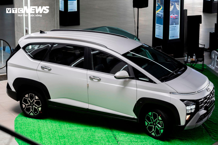 Nhờ việc thêm một số chi tiết ốp và tăng kích thước lốp mà Hyundai Stargazer X dài và rộng thêm 35mm, khoảng sáng gầm tăng thêm 15mm. Khoảng sáng gầm tăng giúp xe có thể đi qua những đoạn đường mấp mô tốt hơn.