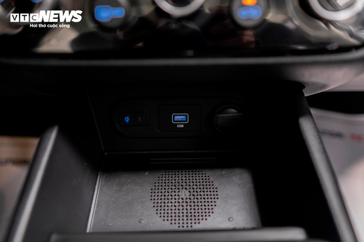 Hyundai Stargazer X được trang bị cả sạc không dây chuẩn Qi với hệ thống làm mát cho điện thoại.