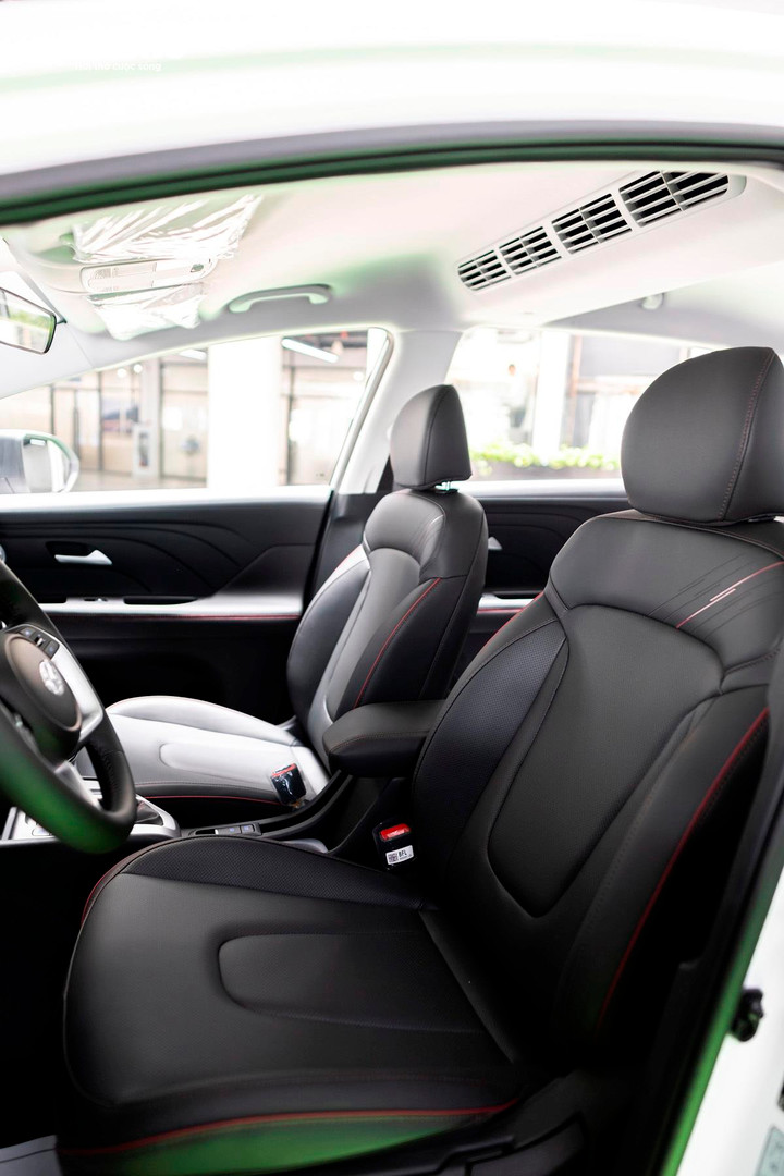 Ghế Hyundai Stargazer X được bọc da với viền đỏ khá thể thao.