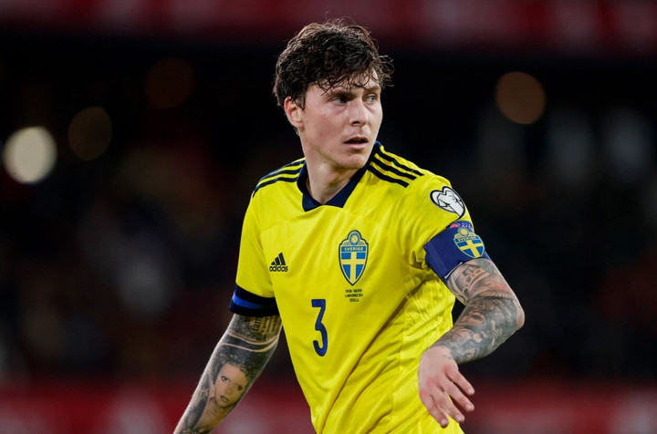 Hậu vệ Victor Lindelof (Man Utd, Thụy Điển, 15 triệu euro): Kể từ khi Lindelof được mang băng đội trưởng tuyển quốc gia, Thụy Điển chơi tệ và không thể qua vòng loại EURO 2024. Mùa này, anh cũng thường xuyên vắng mặt do chấn thương ở Man Utd.