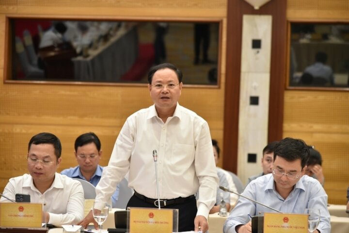 Thứ trưởng Bộ TN&MT Lê Minh Ngân trả lời câu hỏi về tiến độ ban hành các văn bản hướng dẫn thi hành Luật Đất đai 2023 - Ảnh: VGP/Tuấn Dũng