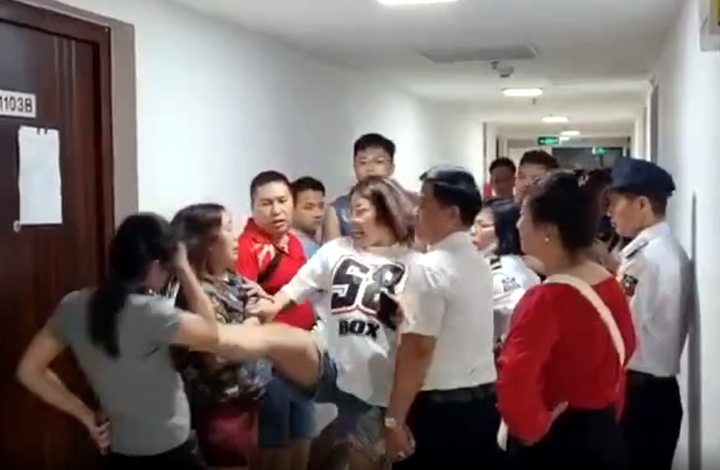 Hình ảnh người phụ nữ đạp vào cư dân tòa nhà. (Ảnh: Cắt từ clip)