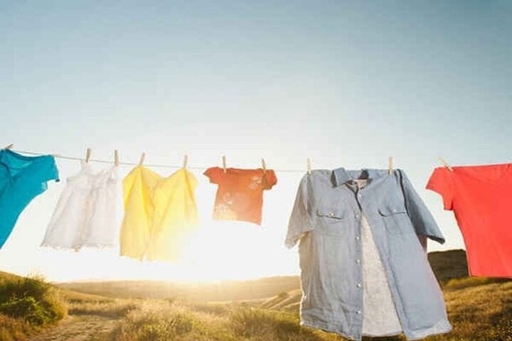 Quần áo phơi dưới nắng quá lây có thể gây ra tình trạng nhiệt độc. (Ảnh: Pinterest)