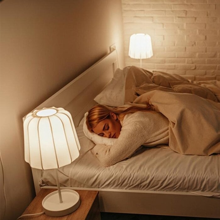 Bật đèn khi ngủ có thể gây hại cho sức khỏe. (Ảnh: Pinterest)