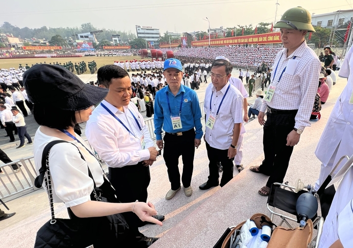 Tiến sĩ Vương Ánh Dương cùng các thành viên đoàn và ngành y tế Điện Biên đi thực tiễn nơi diễn ra các hoạt động Lễ kỷ niệm 70 năm Chiến thắng Điện Biên Phủ. (Ảnh: Dương Vương)