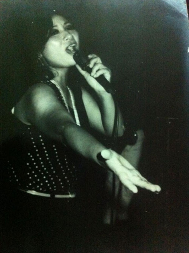 NSƯT Vũ Dậu sinh năm 1945, là một trong những gương mặt sáng giá làng nhạc Hà thành thập niên 1970-1980. Vẻ đẹp và tài năng của "mỹ nhân nhạc đỏ" một thời khiến nhiều người ngưỡng mộ.