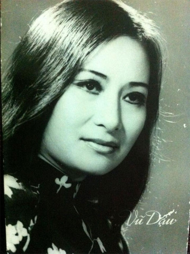 Sinh ra trong gia đình khá giả, từ nhỏ NSƯT Vũ Dậu may mắn được cha - vị chủ hãng buôn ngũ cốc nổi tiếng thời bấy giờ - ủng hộ theo đuổi con đường nghệ thuật. Năm 13 tuổi, bà đã là thành viên của đội sơn ca Đài Tiếng nói Việt Nam, sau đó được gọi vào Đoàn ca múa nhạc Trung ương khi còn học ở trường Việt Đức Hà Nội.