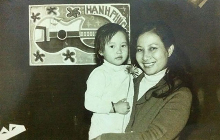 24 tuổi, NSƯT Vũ Dậu gặp thầy giáo - nghệ sĩ đàn bầu Phạm Ngọc Hướng. Cả hai nảy sinh tình cảm dù chênh lệch tuổi tác và xuất thân khác biệt. Tuy vậy, tình yêu của họ mãnh liệt đến mức nghệ sĩ Ngọc Hướng phải vượt qua nhiều quy tắc để giữ được "người vợ tương lai" bên cạnh. Sau đó, họ đón hai con Ngọc Châu và Khánh Linh ra đời.