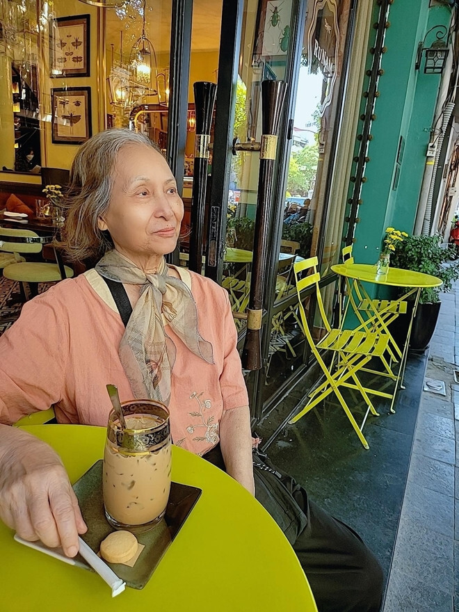 Khi Ngọc Châu và Khánh Linh ở tuổi 16 bày tỏ nguyện vọng chuyển hướng nghề nghiệp, vợ chồng Vũ Dậu - Ngọc Hướng đã tạo điều kiện, truyền nghề và dõi theo từng bước đi của hai con.