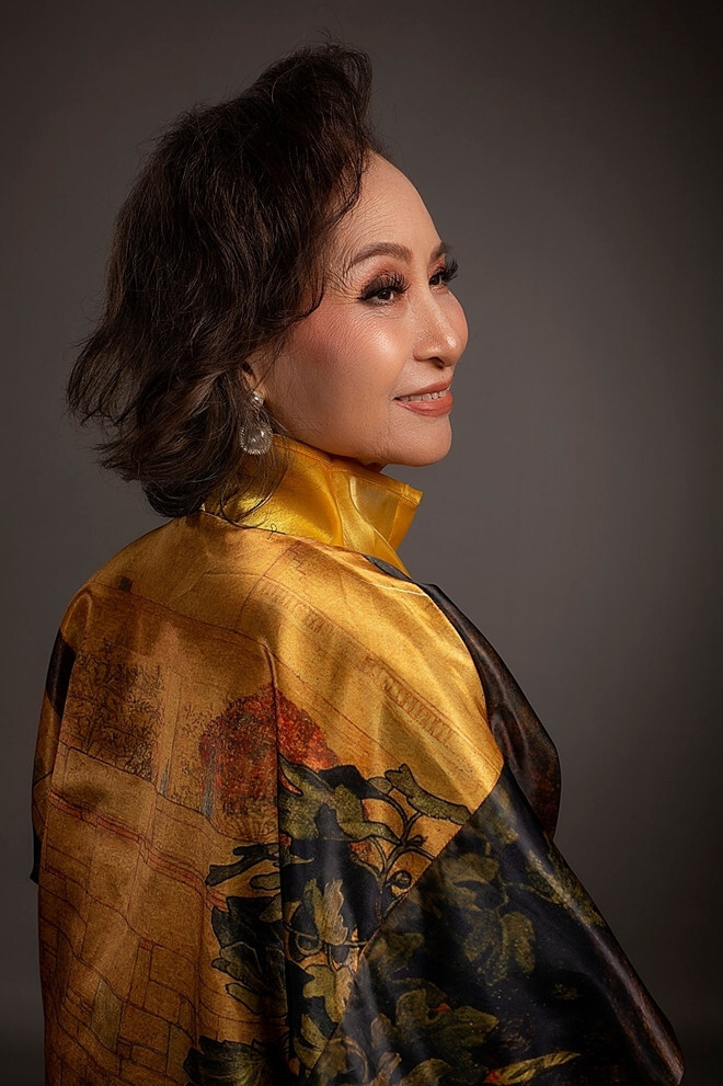 Với phong cách làm việc chuyên nghiệp, nghiêm túc, các thế hệ trong gia đình đã kế tục vững bước theo đam mê và cống hiến hết mình cho sự nghệ thuật và sự nghiệp ca hát.