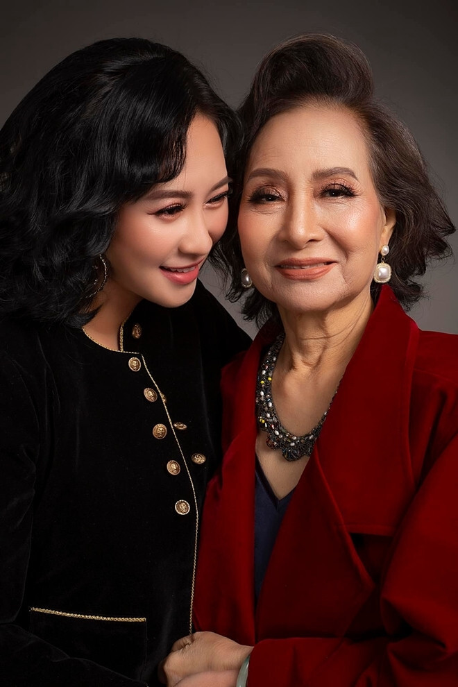 Ca sĩ Khánh Linh chia sẻ học hỏi được rất nhiều từ gia đình, đó là nền móng vững chắc cho sự nghiệp ca hát. Từ bố, cô học được sự kiên nhẫn, rèn luyện không ngừng nghỉ; từ mẹ là sự cố gắng, không ngừng vươn lên; từ anh trai là truyền thống gia đình trong thời đại mới.