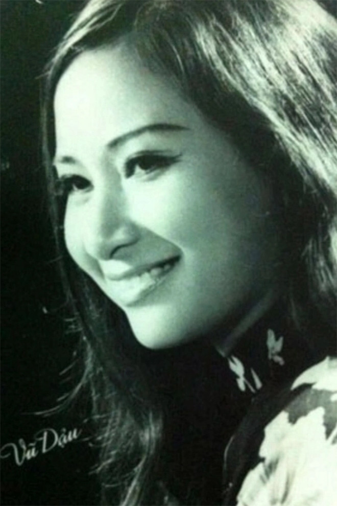 Dù sớm tiếp xúc với âm nhạc nhưng vì tính nhút nhát, phải đến năm 1972, NSƯT Vũ Dậu mới chính thức lấn sân sang hát đơn ca, sau nhiều năm chỉ dám thể hiện qua hình thức tốp ca. Ca khúc "Trèo lên trái núi thiên thai" với điệu sáo trúc của NSƯT Đinh Thìn là tác phẩm gây tiếng vang đầu tiên cho bà trên con đường đơn ca.