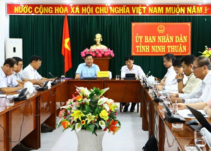Làm việc với Ủy ban nhân dân tỉnh Ninh Thuận về hình hình cung cấp điện mùa khô và triển khai các chương trình tiết kiệm điện năm 2024. Ảnh: EVNSPC