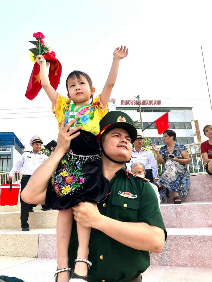 Cô bé tỏ ra háo hức và rất hợp tác trong phần biểu diễn của mình. (Ảnh: FBNV)