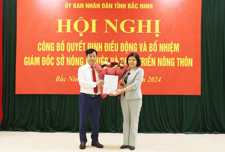 Chủ tịch UBND tỉnh Bắc Ninh Nguyễn Hương Giang trao quyết định bổ nhiệm và tặng hoa chúc mừng tân Giám đốc Sở Nông nghiệp và Phát triển nông thôn.