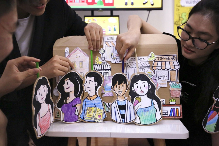 Hoạt động các bạn nhỏ mô phỏng cảnh hẹn hò.