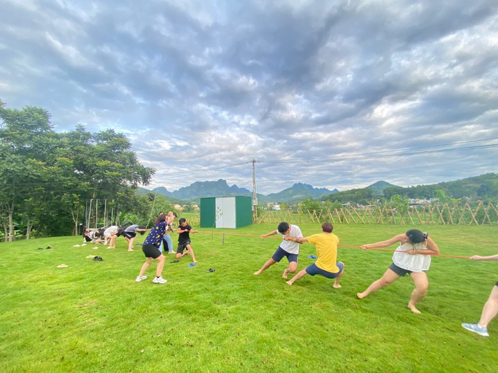 Thông qua trò chơi dân gian nhằm giúp trẻ hiểu rõ hơn về vai trò của “hoạt động đội nhóm”.