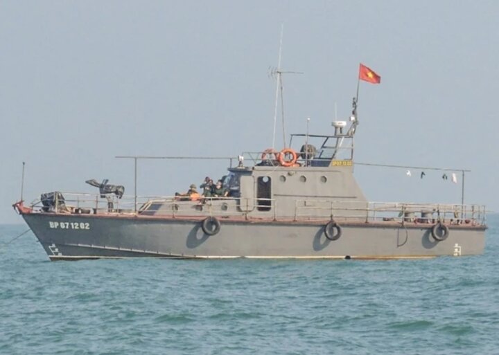 Tàu của lực lượng Bộ đội Biên phòng đang trên đường làm công tác cứu hộ, cứu nạn và tìm kiếm những ngư dân mất tích. (Ảnh: CTV)