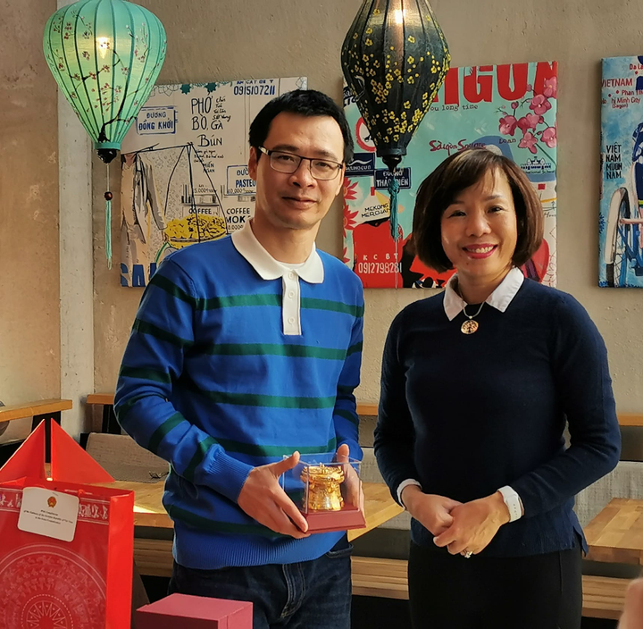 Anh Lưu Vĩnh Toàn nhận quà lưu niệm từ Đại sứ Lê Linh Lan, ghi nhận các hoạt động đóng góp cho Cộng đồng người Việt tại Thụy Sỹ.