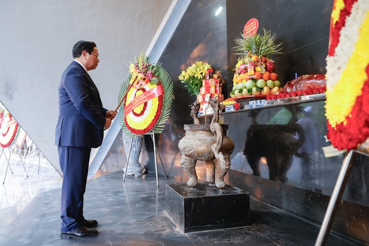 Thủ tướng dâng hương tưởng niệm, tri ân các Anh hùng, liệt sĩ tại Điện Biên Phủ - 3