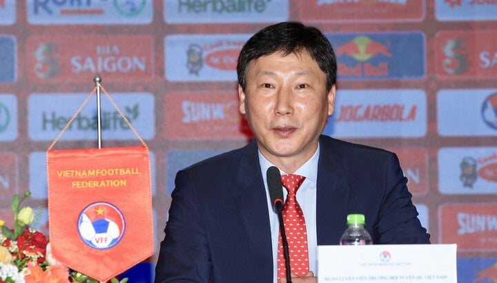 Huấn luyện viên Kim Sang-sik chính thức nhậm chức ở đội tuyển quốc gia và U23 Việt Nam. (Ảnh: VFF)