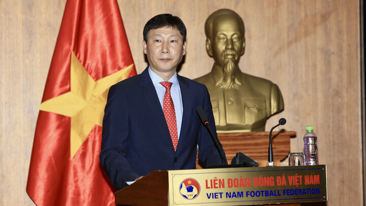 Ông Kim Sang-sik trở thành HLV trưởng đội tuyển Việt Nam. (Ảnh: VFF)