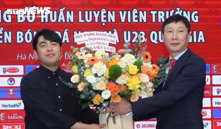 Ông Kim Sang-sik nhận món quà từ HLV Park Hang Seo thông qua công ty đại diện. (Ảnh: Kim Chi)