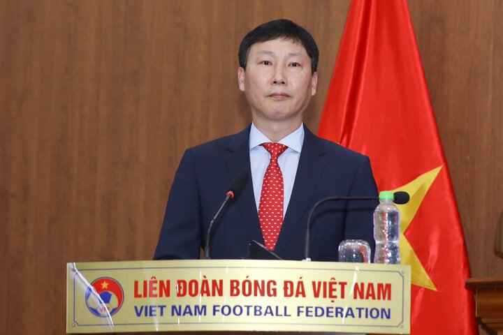 HLV Kim Sang-sik kí hợp đồng với VFF.