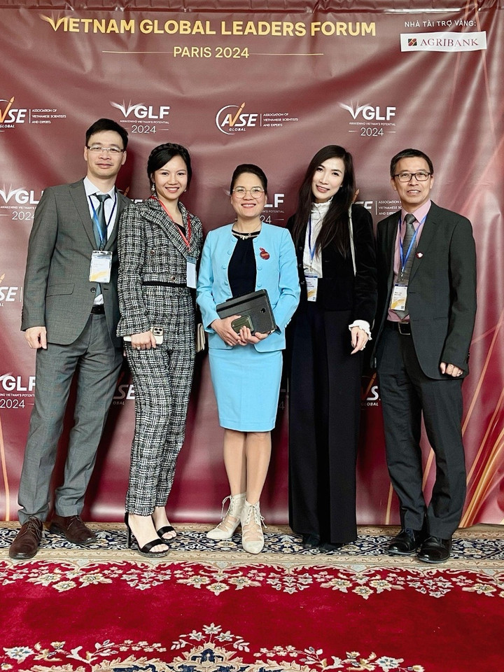 Anh Lưu Vĩnh Toàn cùng đại diện Hội Trí thức Chuyên gia Việt Nam tại Thụy Sĩ tham gia Diễn đàn Người Việt có tầm ảnh hưởng 2024.