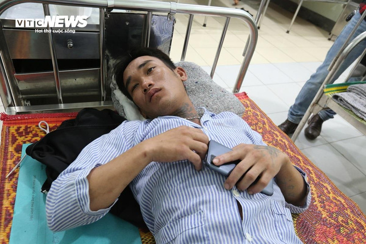 Những công nhân may mắn sống sót vẫn chưa hết kinh hãi. (Ảnh: Trọng Tùng)