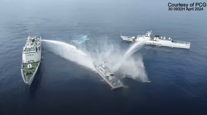 Hình ảnh tàu hải cảnh Trung Quốc phun vòi rồng vào tàu cảnh sát biển Philippines hôm 30/4. (Ảnh: PCG)