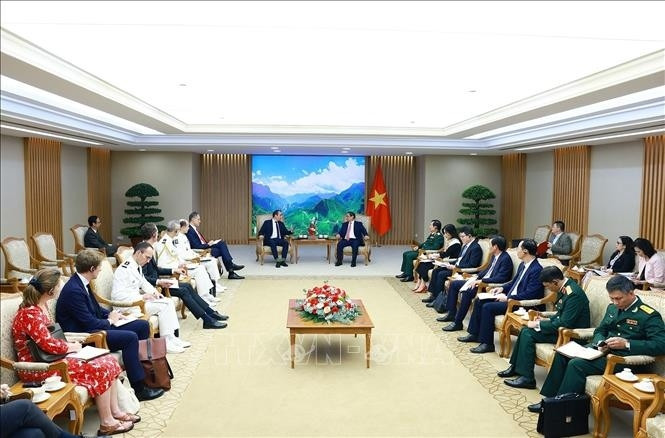 Thủ tướng Phạm Minh Chính tiếp Bộ trưởng Quân đội Pháp Sébastien Lecornu. (Ảnh TTXVN)