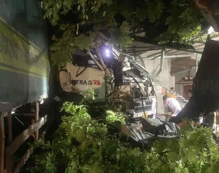 Xe đầu kéo lao vào quán tạp hóa khiến 1 người chết, 7 người bị thương.