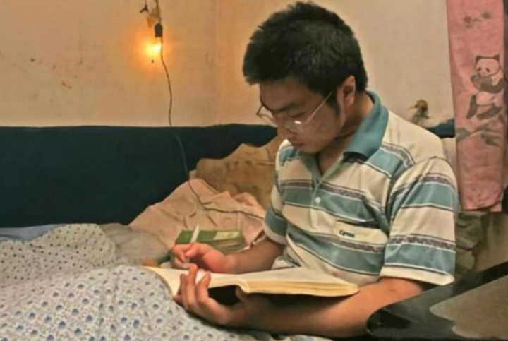 Vĩnh Khang dành 100% thời gian cho việc học. (Ảnh: Sohu)