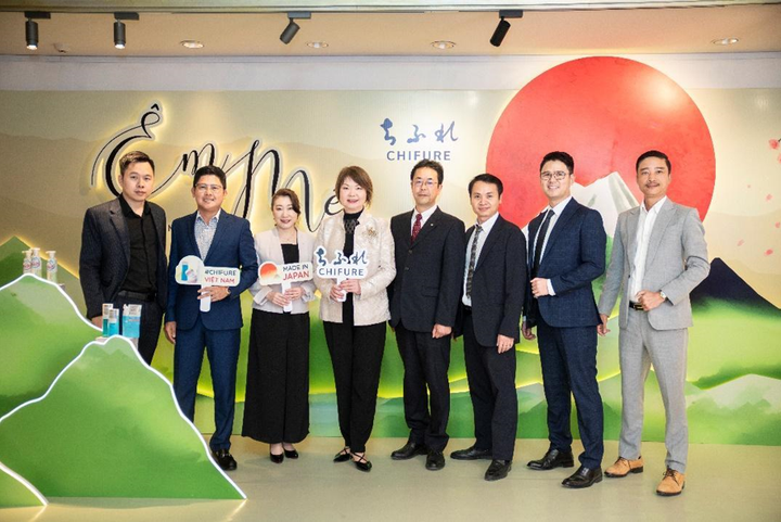 Shark Dzũng (thứ 2 từ trái qua) đón tiếp và chụp ảnh cùng đại diện Chifure Nhật Bản.