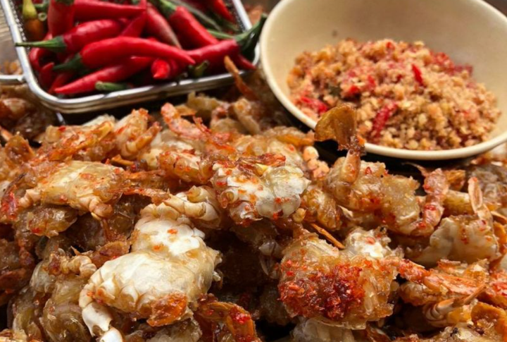 Ghẹ sữa rang muối có vị cay cay, mặn mặn, nhiều người rất thích.