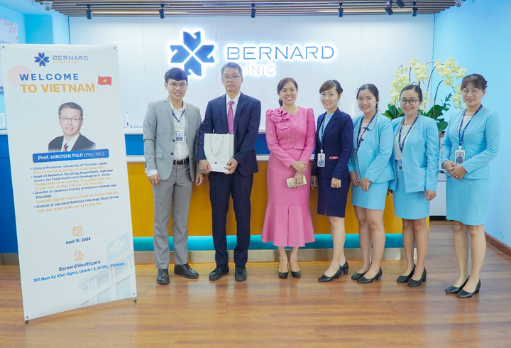 GS Fuji (thứ hai từ trái sang) bày tỏ ấn tượng trước định hướng phát triển chuyên môn sâu rộng trong mảng phòng trị ung thư của Bernard.